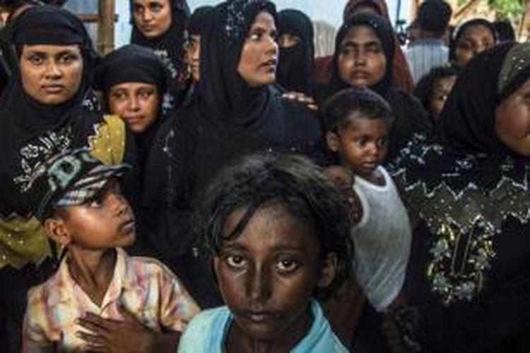 Anak-anak pengungsi dari etnis Rohingya berdiri di pengungsian di Birem Bayuen, Aceh Timur, Rabu (20/5/2015). Anak-anak ini merupakan bagian dari para pengungsi Rohingya yang meninggalkan kampung halaman mereka di Rakhine, Myanmar, karena konflik.