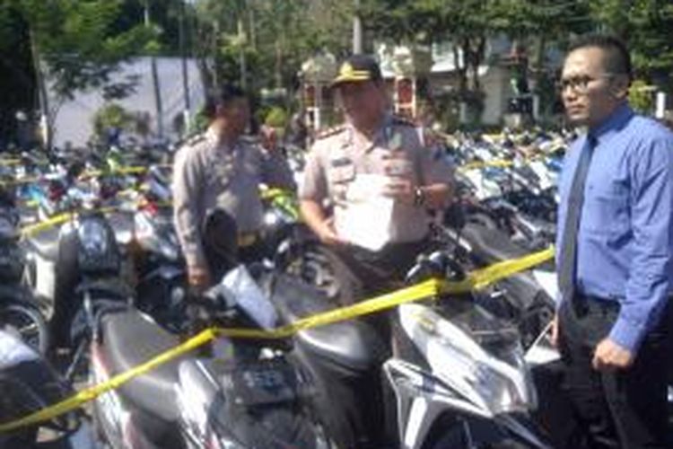 Kapolres Malang AKBP Aris Haryanto, saat menunjukkan barang bukti 223 motor curian yang diamankan di Mapolres Malang. Rabu (17/6/2015).