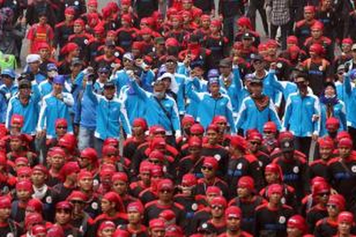 Ribuan buruh merayakan hari buruh internasional atau yang lebih dikenal dengan May Day dengan melakukan long march dari Bunderan Hotel Indonesia menuju Istana Negara, Jakarta, Jumat (1/5/2015). Tuntutan utama mereka yaitu peningkatan kesejahteraan dan penghapusan sistem kerja alih daya.