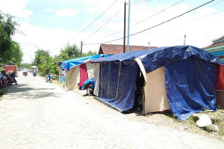 Beberapa tenda yang didirikan warga di Dusun Cermen usai kebanjiran, di Desa Cermen, Kecamatan Kedamean, Gresik, Jawa Timur.