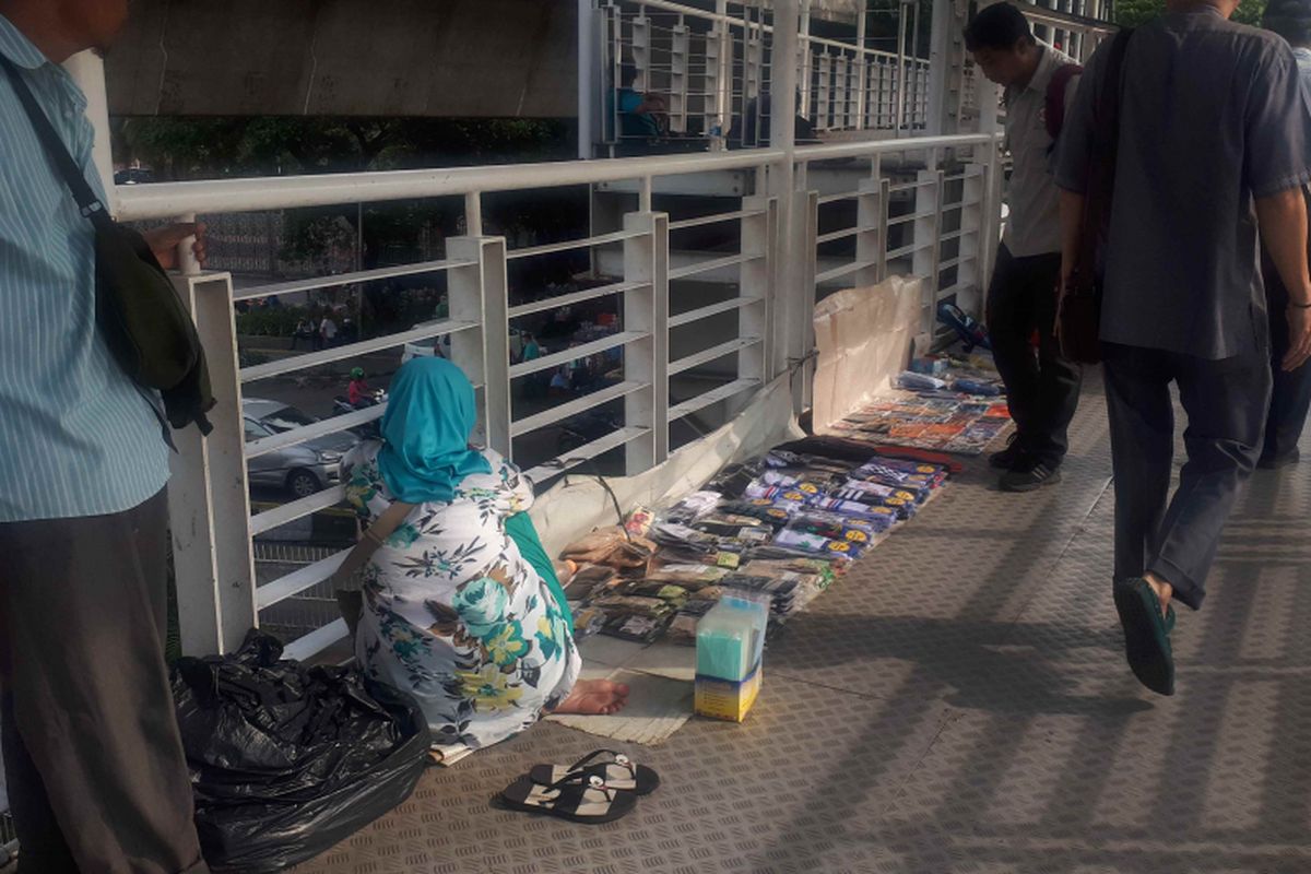 Keberadaan pedagang kaki lima (PKL) yang memanfaatkan fasilitas jembatan penyeberangan orang (JPO) Juanda, Jumat (11/1/2019).