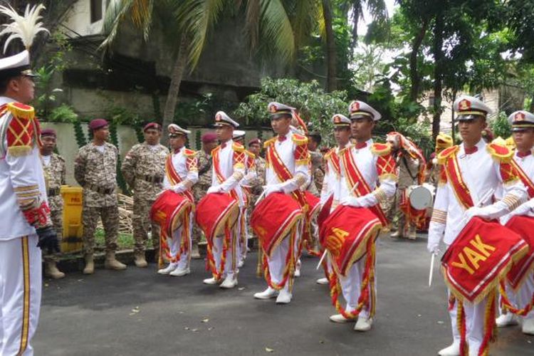 Ratusan personel marching band menyambut kedatangan Ketua Umum Partai Gerindra Prabowo Subianto di Kantor DPP Partai Gerindra, Rabu (15/2/2017).