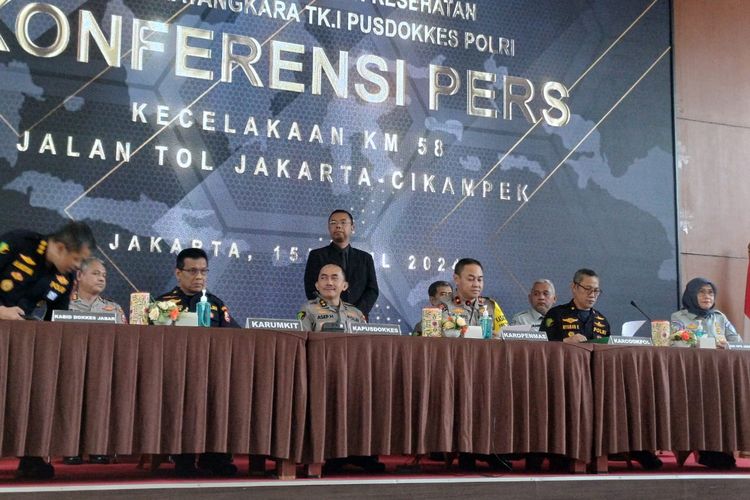 Konferensi pers identifikasi jenazah korban kecelakaan mudik lebaran di Tol Jakarta-Cikampek Kilometer 53 di RS Polri Kramat Jati, Jakarta Timur, Senin (15/4/2024).