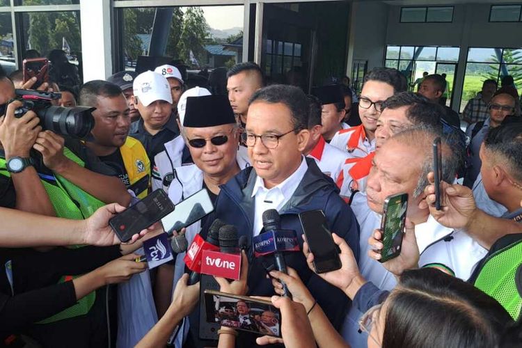 Calon presiden Anies Rasyid Baswedan didampingi Ketua DPD Nasdem Tapanuli Selatan (Tapsel) M Yusuf Siregar, TKD Sumut Amin saat tiba di Bandara Ferdinand Lumbantobing, Pinangsori, Tapanuli Tengah (Tapteng), Kamis (1/2/2024). Anies akan melakukan kampanye akbar di Istana Raja Najungal, Kecamatan Muaratais, Tapsel dan selanjutnya bertolak ke Deli Serdang, Sumatra Utara.