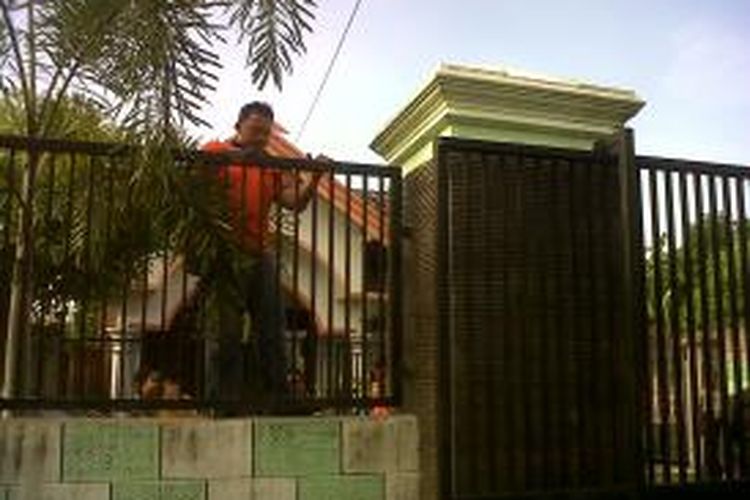 Penyidik Polres Kediri melakukan olah tempat kejadian perkara di rumah H Imam Subari, Bendahara Majelis Ulama Indonesia (MUI) Kediri, yang disatroni pencuri, Rabu (13/11/2013).