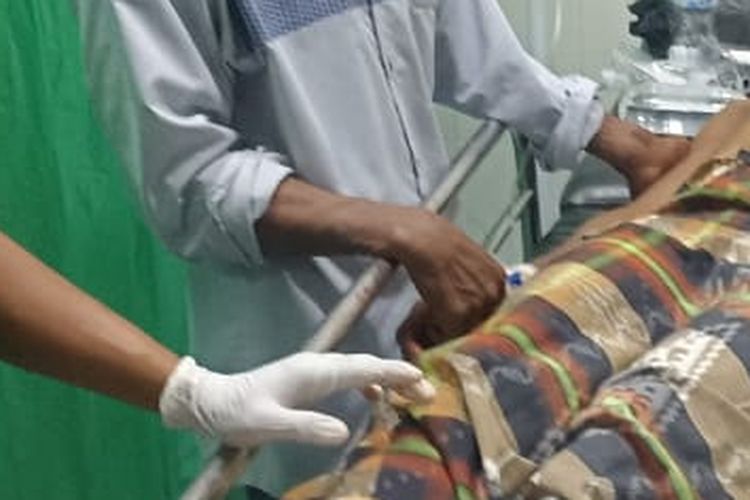 Korban pembacokan saat dirawat di RS Mitra Sehat Situbondo pada Minggu (2/2/2025) malam.