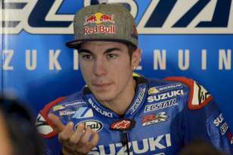 Pebalap Suzuki Ecstar asal Spanyol, Maverick Vinales, berada di garasi Sirkuit de Catalunya-Barcelona pada sesi latihan bebas pertama GP Catalunya, Jumat (3/6/2016).