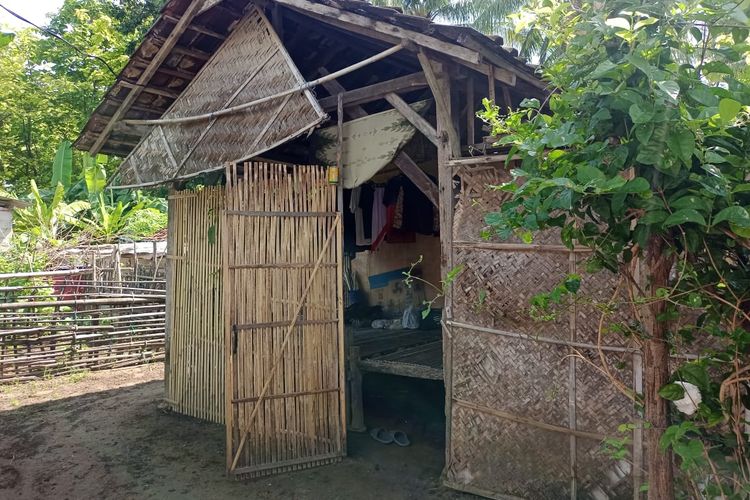 Gubuk tempat tinggal Pak Guru Ahmad Nurdin yang sempat diancam dengan pedang dan motornya dibakar pada Senin (13/1/2025).