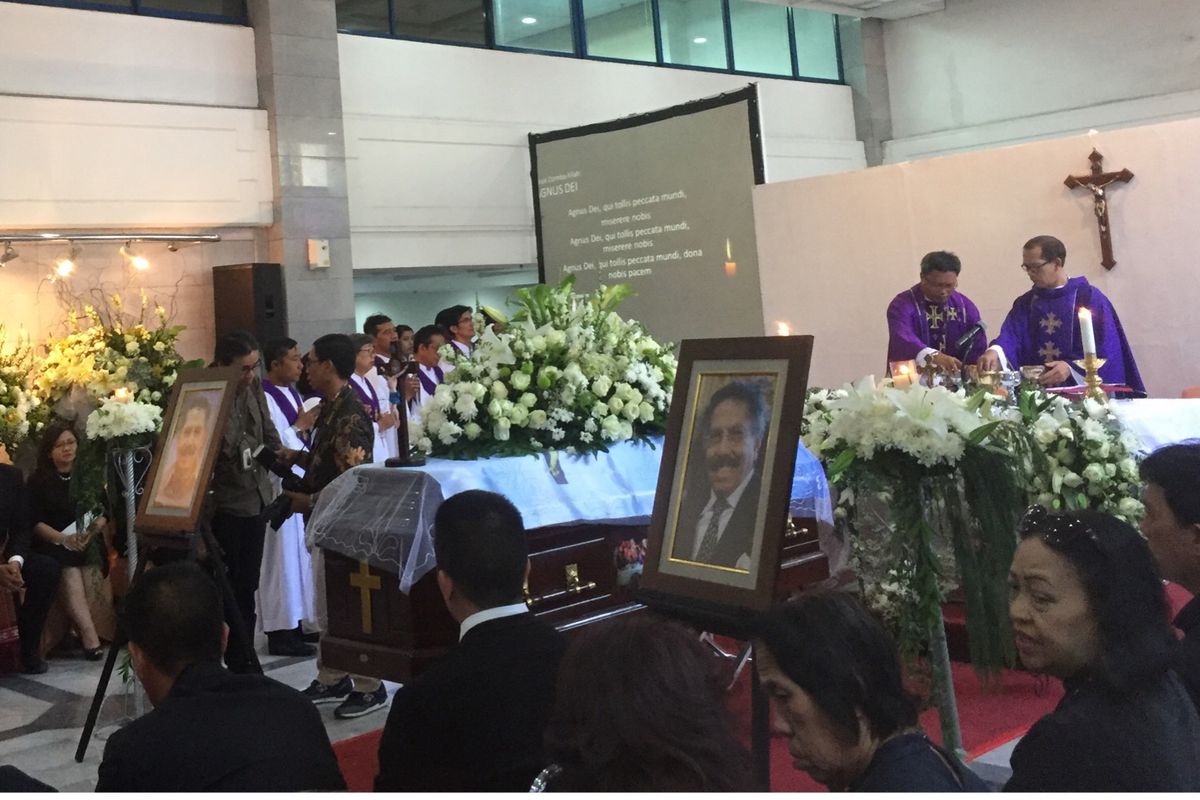 Jenazah August Parengkuan disemayamkan di Lobi Gedung Kompas di Palmerah Selatan, Jakarta Barat, Senin (21/10/2019).