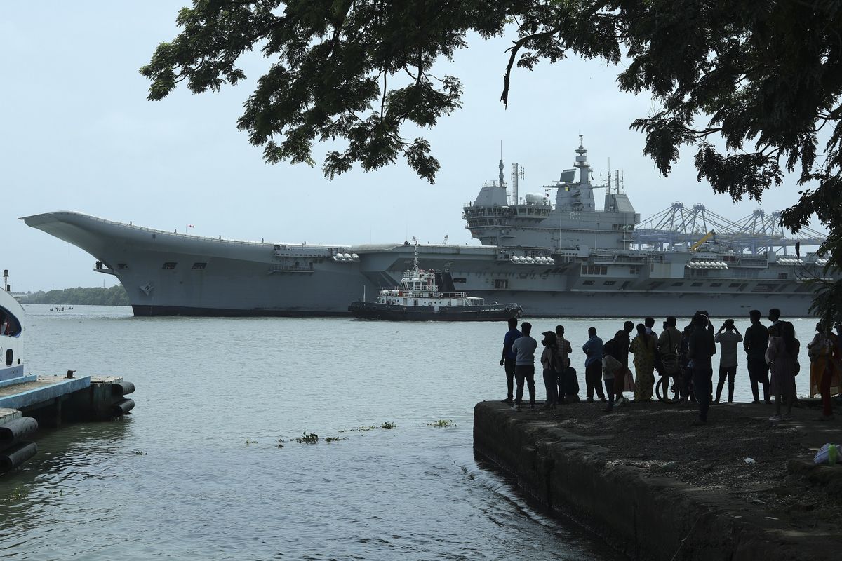 Kapal induk buatan lokal pertama India, INS Vikrant, melintasi Laut Arab di Kochi pada 2 Juli 2022 saat menjalani uji coba. Kapal induk India INS Vikrant dirilis secara resmi pada Jumat (2/9/2022).