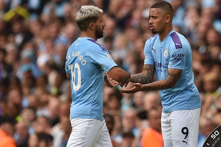 Striker Argentina Manchester City Sergio Aguero (kiri) meninggalkan lapangan setelah digantikan oleh striker Manchester City Brasil Gabriel Jesus selama pertandingan sepak bola Liga Premier Inggris antara Manchester City dan Tottenham Hotspur di Stadion Etihad di Manchester, Inggris barat laut, pada 17 Agustus , 2019.