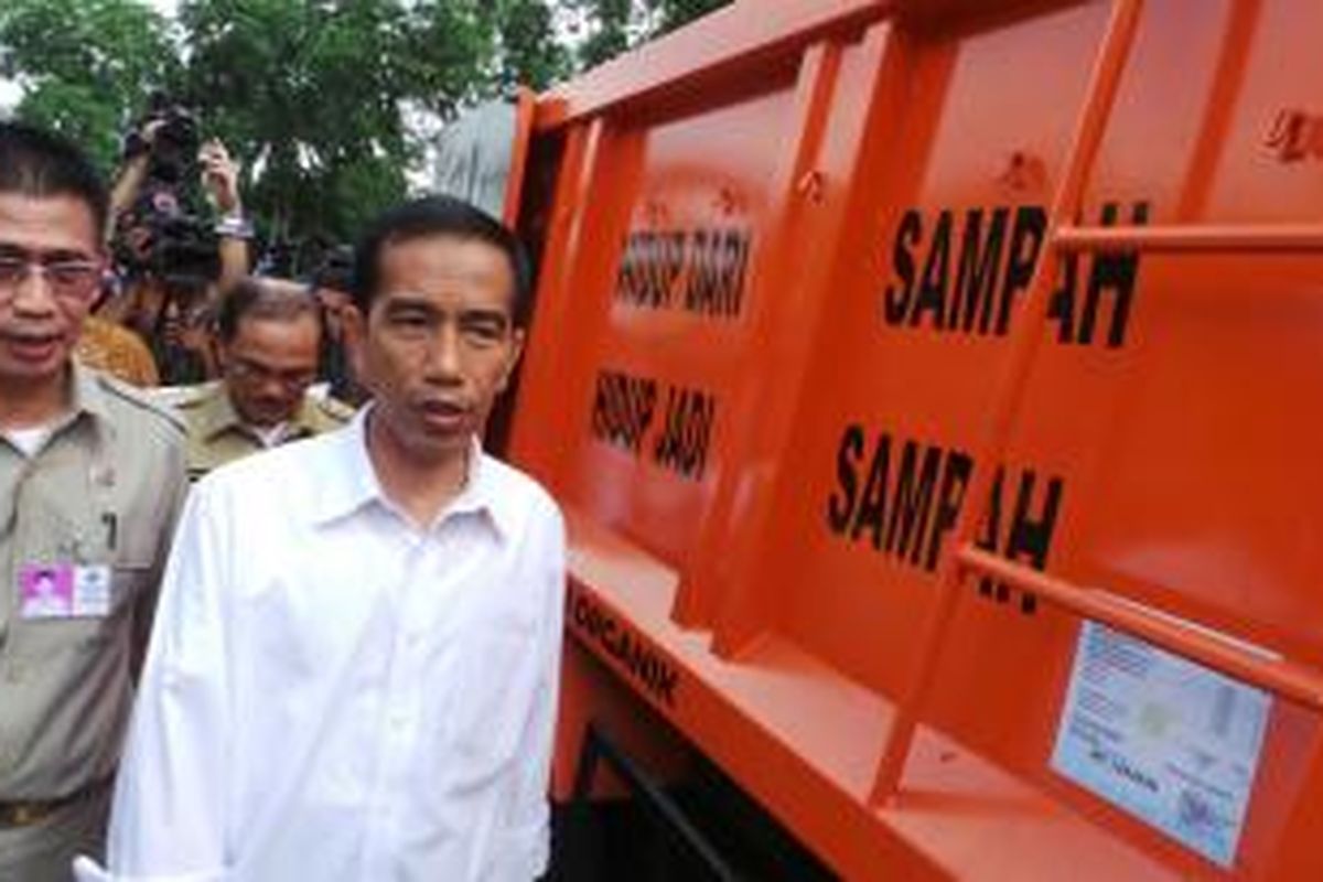Gubernur DKI Jakarta Joko Widodo menghadiri acara peresmian pengoperasian 92 unit truk sampah baru di lapangan Pulomas, Pulogadung, Jakarta Timur, Rabu (11/12/2013).
