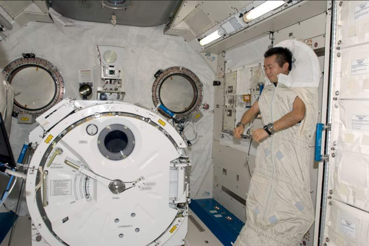 Astronot tidur di luar angkasa