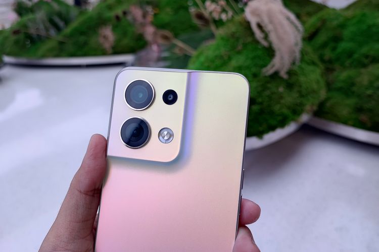 The Oppo Reno 8 5G camera module is now quite large and sticks to the top and left corners of the back of the phone.