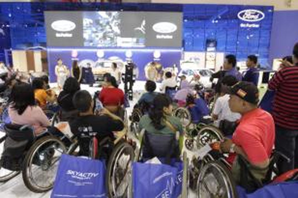 Penyandang disabilitas atau difabel mengunjungi sejumlah stan di acara Indonesia International Motor Show, di JIExpo, Kemayoran, Jakarta Utara, Senin (22/9/2014). KOMPAS IMAGES/RODERICK ADRIAN MOZES 