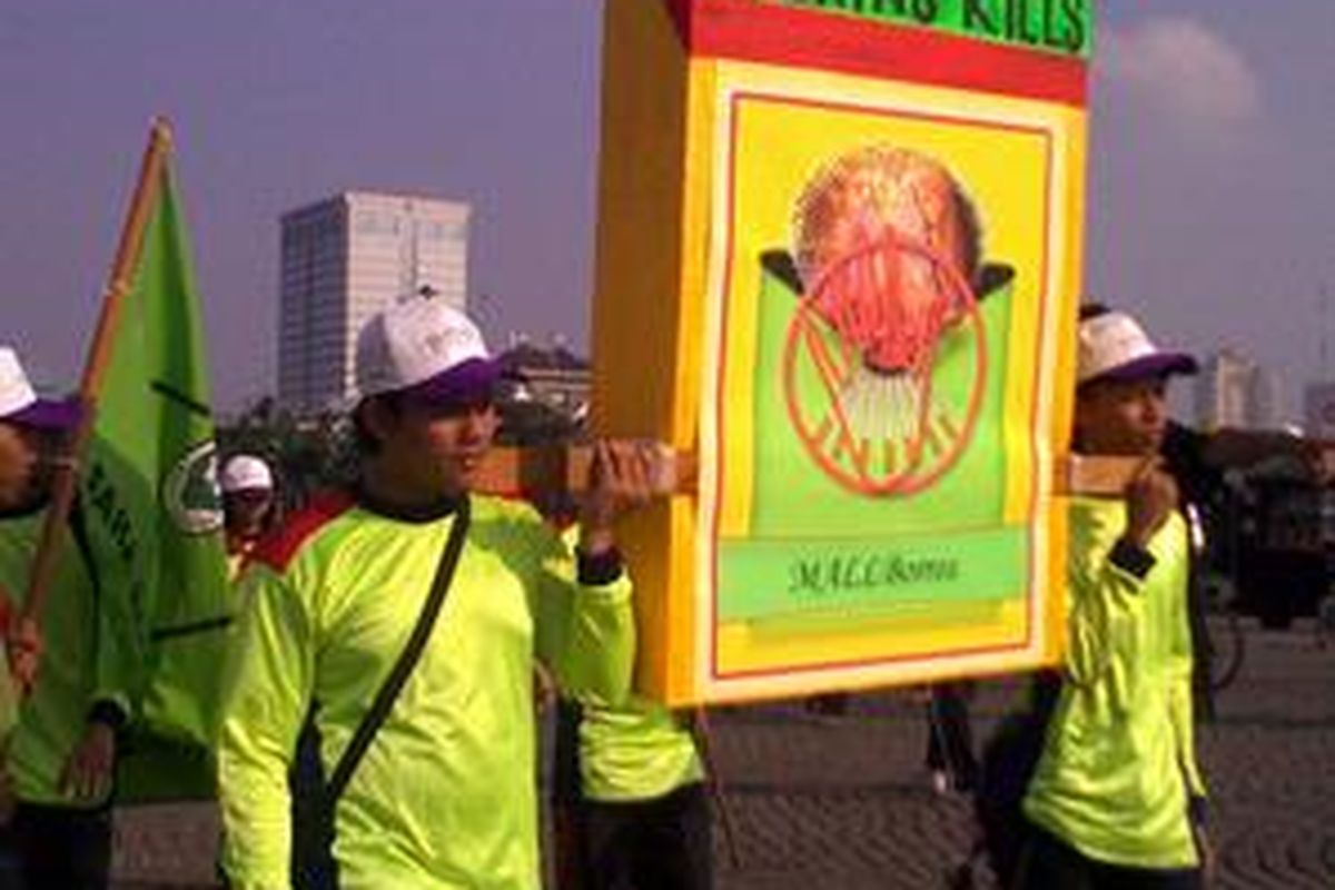 Sekitar 2500 pelajar SMU se-DKI Jakarta melakukan long march dan pawai mengkampanyekan hari anti tembakau yang jatuh 31 Mei di parkir timur silang Monas, Jakarta, Minggu (31/5). 