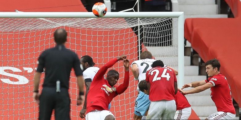 Gelandang Manchester United, Paul Pogba, menepis bola dengan tangannya pada laga Liga Inggris kontra West Ham United di Stadion Old Trafford, Inggris, pada 22 Juli 2020.