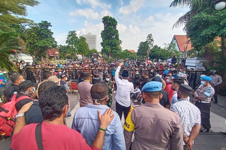 Wali Kota Surabaya Eri Cahyadi menemui massa aksi yang mengatasnamakan Koalisi Masyarakat Madura Bersatu di Balai Kota Surabaya, Senin (21/6/2021).