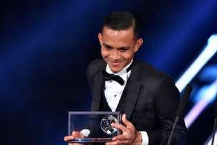 Pemain Malaysia, Mohd Faiz bin Subri, meraih Puskas Award 2016 pada FIFA Gala, Senin (9/1/2017).