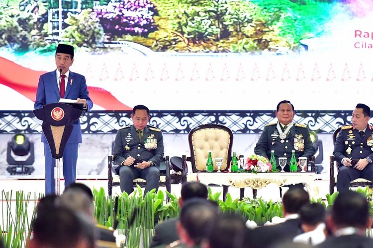 Presiden Joko Widodo saat memberikan sambutan pada Rapim TNI-Polri 2024 di Markas Besar TNI, Cilangkap, Jakarta Timur, Rabu (28/2/2024). 