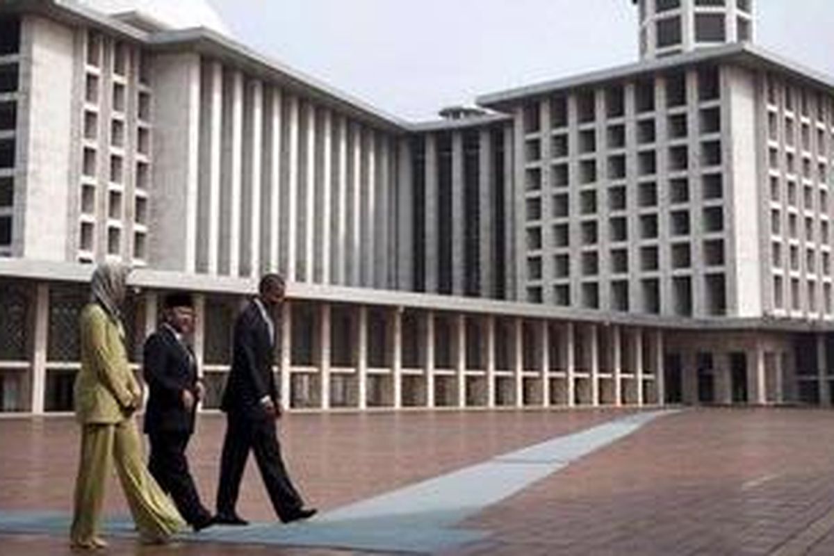 Presiden Barack Obama dan Ibu Negara Michelle Obama didampingi Imam Besar Besar Masjid Istiqlal saat mengunjungi Mesjid itu, Rabu (10/11/2010) pagi.