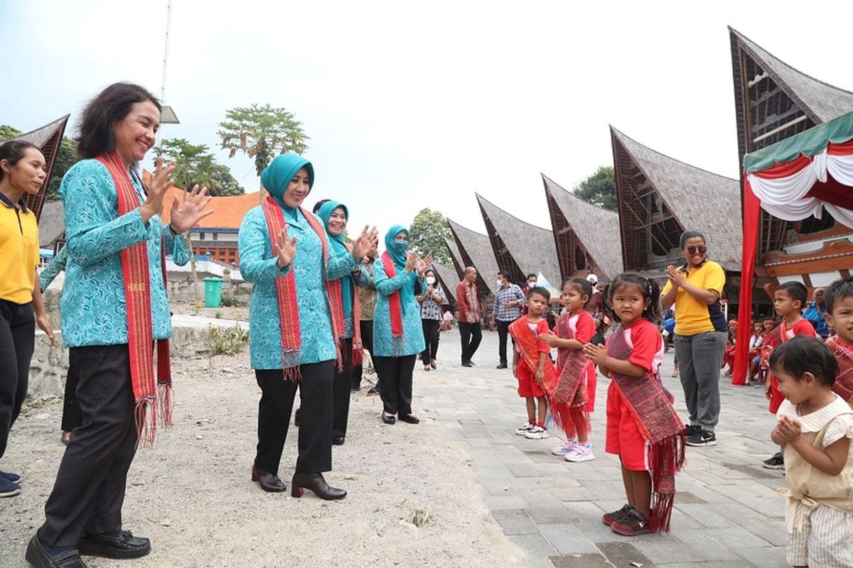 Tri Tito mengunjungi Kampung Ulos, Kabupaten Samosir, Sumatera Utara (Sumut), Jumat (22/7/2022). 