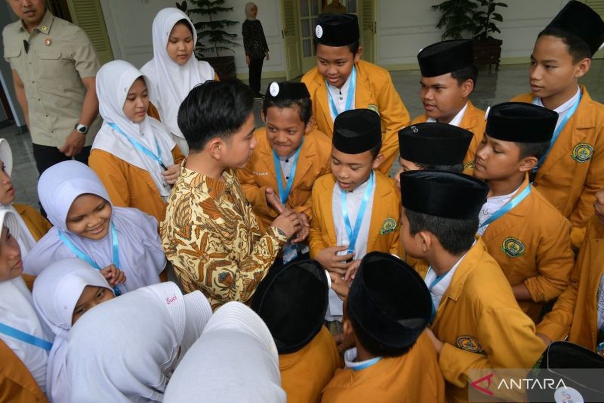 Menjelang peringatan Hari Santri Nasional yang jatuh pada 22 Oktober, Wakil Presiden Gibran Rakabuming Raka mengajak ratusan santri dari delapan pondok pesantren di Jakarta mengikuti kunjungan edukatif ke lingkungan Istana Wakil Presiden, Museum Nasional, dan Monumen Nasional (Monas), Selasa (21/10/2025).