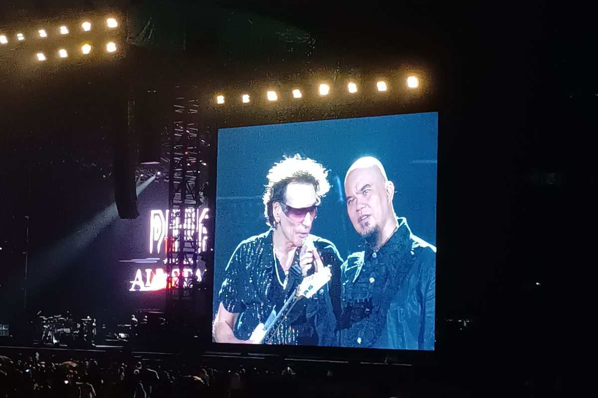 Ahmad Dhani dan Steve Vai di Konser Dewa 19 featuring All Stars di GBK, Sabtu (6/9/2025).