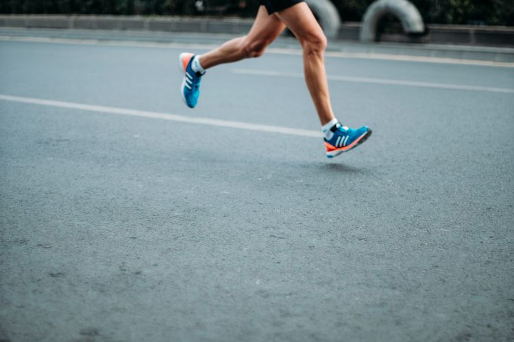 Jangan pakai sepatu baru saat lomba lari. Simak alasan medis dan tips aman dari dokter supaya terhindar dari cedera.