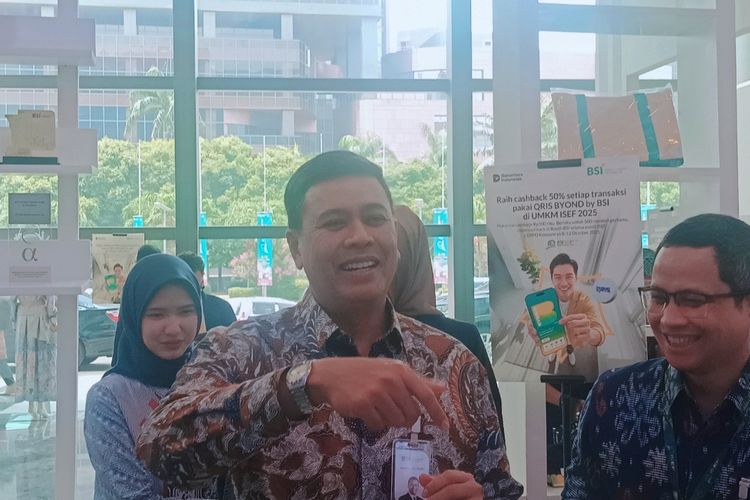 Dirut BSI Anggoro Eko Cahyo memberikan keterangan di sela-sela agenda Indonesia Sharia Economic Festival (ISEF) di JiExpo Kemayoran, Jakarta, Rabu (8/10/2025). 