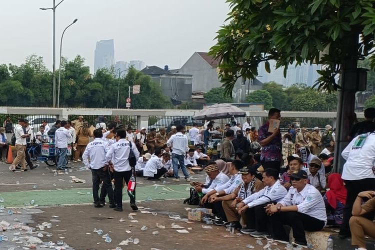 Asosiasi Pemerintah Desa Seluruh Indonesia (Apdesi) demo di depan Gedung DPR RI, Kamis (23/11/2023).