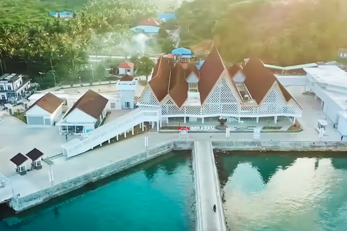 PT Adhi Karya (Persero) Tbk atau ADHI bersama Presiden Republik Indonesia (RI) Joko Widodo (Jokowi) meresmikan beberapa Pos Lintas Batas Negara (PLBN), termasuk PLBN Terpadu Serasan dan PLBN Terpadu Labang yang dibangun oleh ADHI.