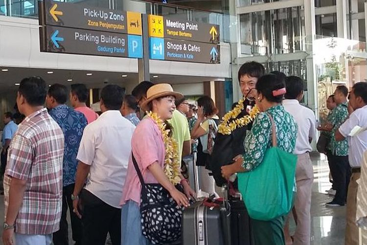 Kedatangan wisatawan mancanegara (wisman) di Bandara Ngurah Rai, Bali.