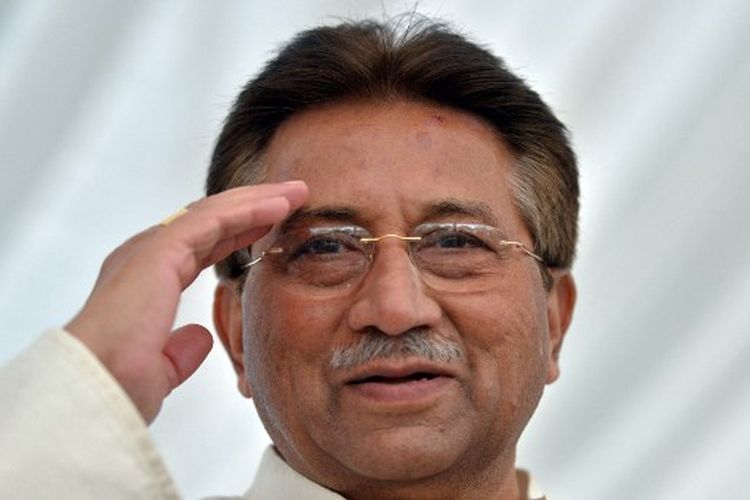 Dalam foto arsip yang diambil pada 15 April 2013, mantan presiden Pakistan Pervez Musharraf memberi hormat saat dia tiba untuk mengungkapkan manifesto partainya untuk pemilihan umum yang akan datang di kediamannya di Islamabad. Mantan penguasa militer Pakistan Pervez Musharraf meninggal di Dubai dalam usia 79 tahun setelah lama sakit, kata tentara pada 5 Februari 2023. 