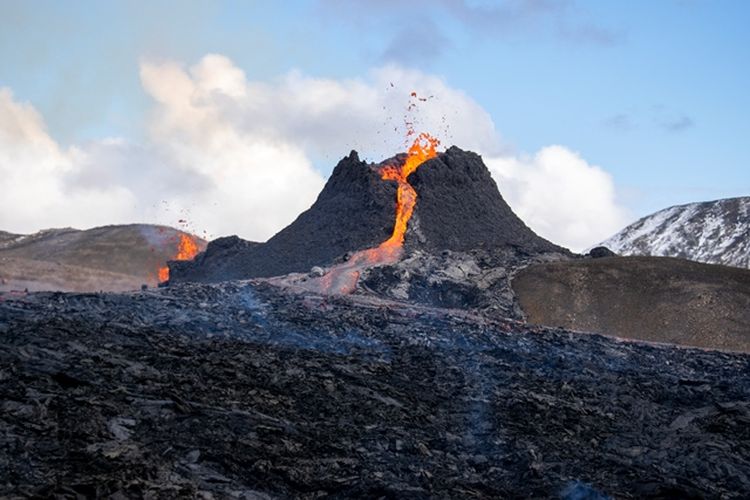 Aliran lava dari gunung berapi Fagradalsfjall yang meletus sekitar 40 km sebelah barat ibu kota Islandia Reykjavik, pada 23 Maret 2021.  