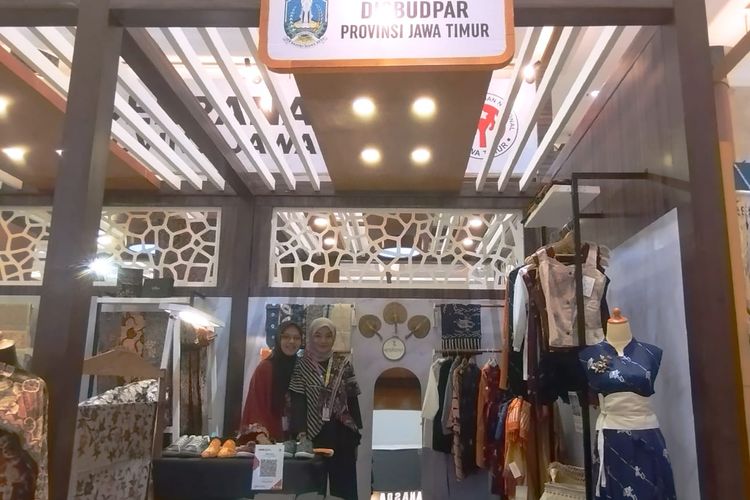 Booth Disbudpar Provinsi Jawa Timur yang terdiri dari Damia Shoes dan Astaguna dalam pameran Kriyanusa Pameran Kerajinan Nusantara, Kamis (14/9/2023).