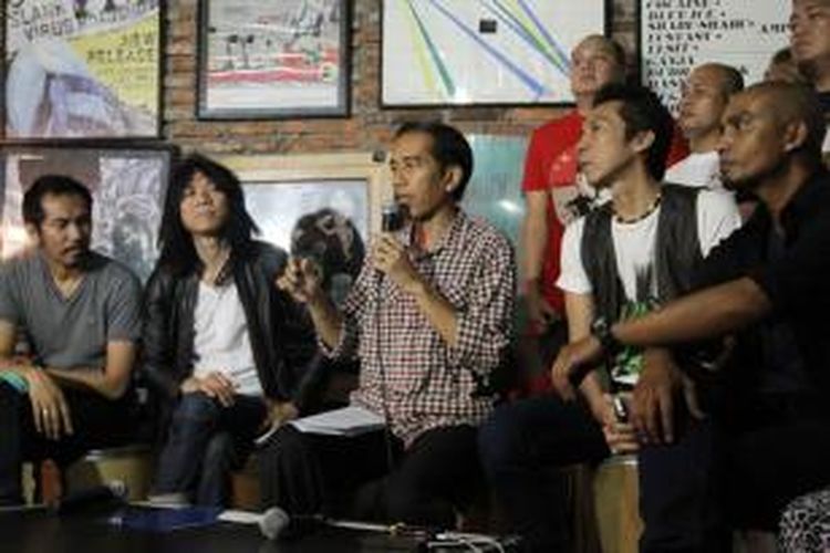 Bakal calon presiden Joko Widodo (tengah) bersama anggota Slank Ridho, Abdee, Ivan, dan Bimbim di markas Slank, Potlot, Jakarta Selatan, Selasa (27/5/2014). Kehadiran Jokowi di markas Slank untuk untuk bersilahturahmi dan menerima masukan dari Slank apabila jadi terpilih sebagai presiden.