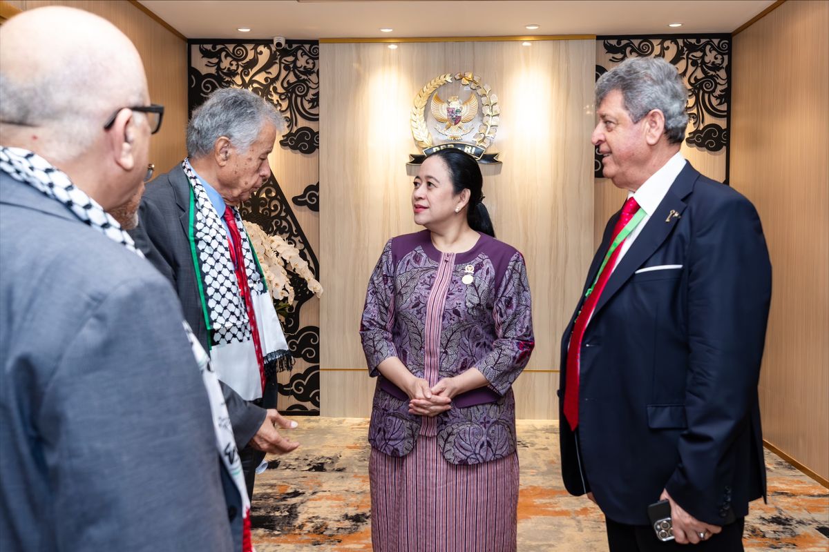 Ketua DPR RI Puan Maharani dalam pertemuan bilateral dengan pimpinan Dewan Legislatif Palestina, Mohammad Moussa Subeih Zeidan di sela-sela Sidang Umum ke-19 Parliamentary Union of the OIC Member States (PUIC) yang digelar di Jakarta, Rabu (14/5/2025).
