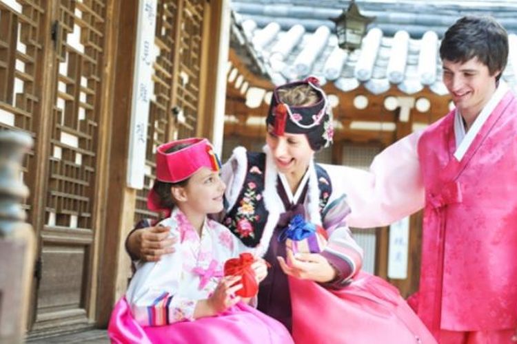Turis mengenakan busana tradisional Korea, hanbok.