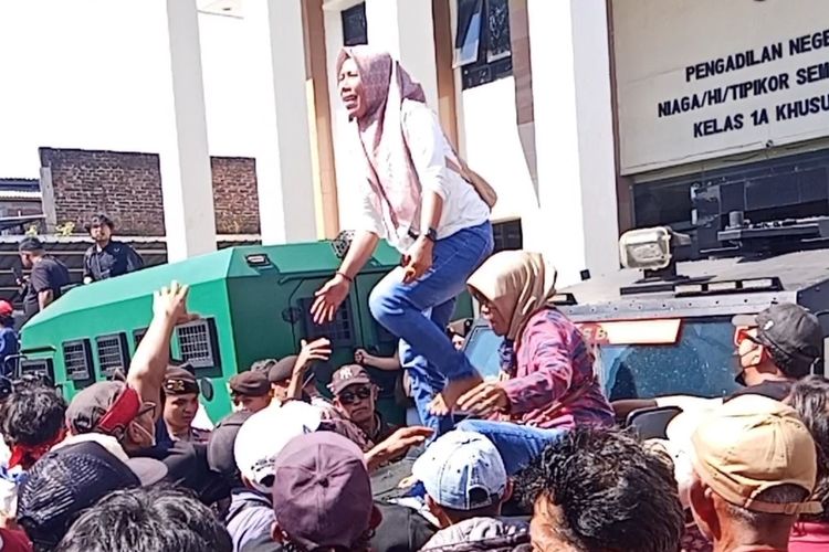 Lupa Pakai Sandal, Emak-emak Pendukung Sudewo Berjingkrak Kepanasan di Atas Rantis
