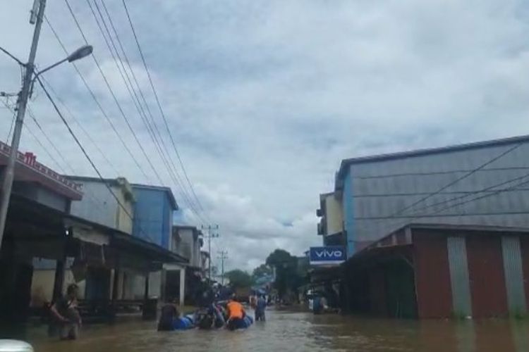 Jalan utama yang menghubungkan Kalimantan Barat (Kalbar) dengan Kalimantan Tengah (Kalteng) di Kecamatan Nanga Tayap, Kabupaten Ketapang direndam banjir setinggi lutut. Kondisi ini membuat kendaraan roda dua dan roda empat sulit melintas. Bukan tak maungkin, jika banjir meninggi, jalur ini lumpuh total.