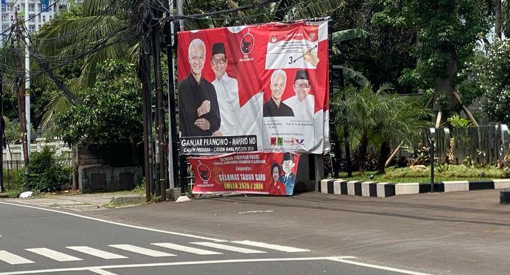 Masa Tenang Pemilu 2024, Baliho Ganjar-Mahfud Masih Mejeng di Seberang Sekolah Partai DPP PDI