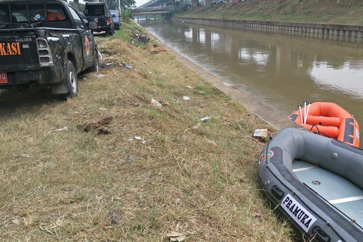 Proses pencarian korban NF, korban mobil tenggelam di Komplek Depkes, Jatibening, Bekasi, Jumat (10/7/2020).