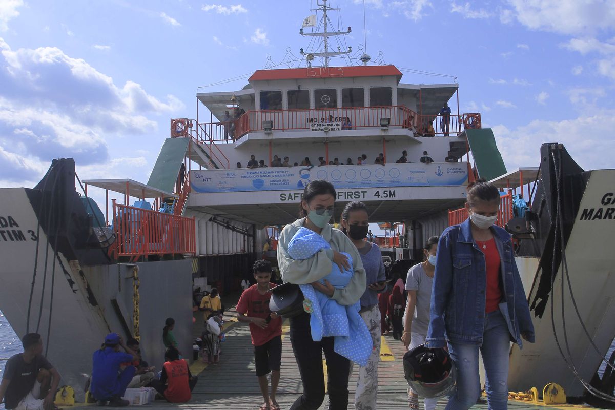 Sejumlah pemudik keluar dari salah satu kapal Feri yang baru tiba di Pelabuhan Penyeberangan Bolok Kupang, NTT, Sabtu (30/4/2022). Posko Angkutan Laut di pelabuhan penyeberangan Bolok mencatat terhitung sejak H-9 hingga H-4 Idul Fitri, arus mudik di pelabuhan itu mengalami peningkatan sebesar 36 persen atau 1.146 pemudik, dibandingkan dengan tahun 2021 yang jumlah pemudiknya hanya 700an orang.