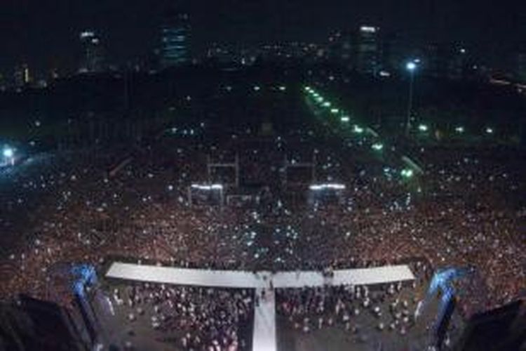 Presiden Joko Widodo (bawah tengah) menyampaikan pidato di depan ribuan warga dalam Syukuran Rakyat Salam Tiga Jari di Lapangan Monas, Jakarta, Senin (20/10/2014). Syukuran diselenggarakan rakyat untuk menyambut presiden baru.