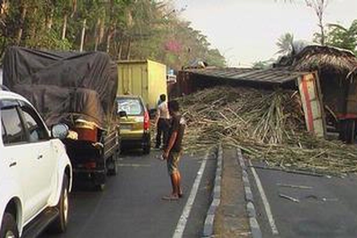 Bangkai truk gandeng bermuatan tebu masih melintang di median jalan Raya Purwodadi Kab. Pasuruan yang menyebabkan kemacetan panjang arus Surabaya-Malang.