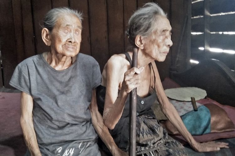 Simah (kiri) dan Siti, dua nenek buta kakak-beradik, warga Dusun Karangploso, Desa Klampok, Kecamatan Benjeng, Gresik.