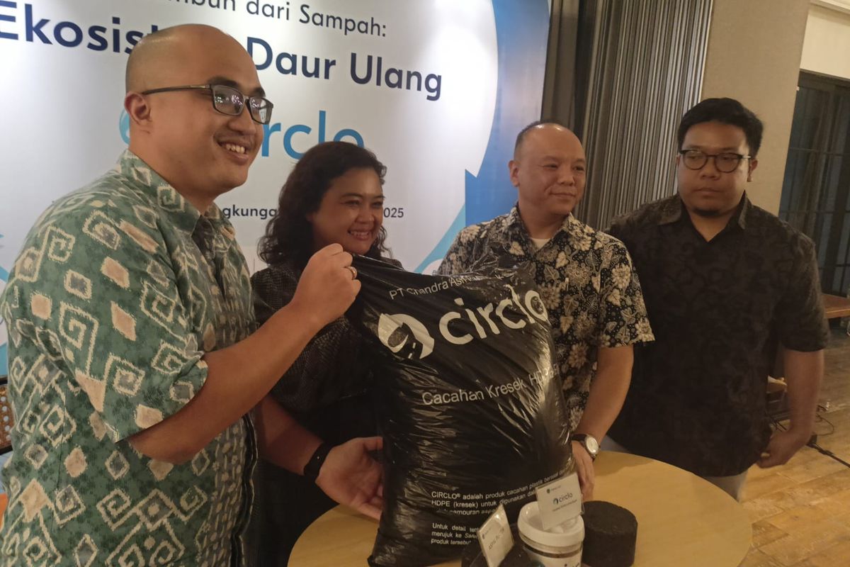 PT Chandra Asri Grup dan ADUPI menunjukkan produk Circlo, cacahan plastik yang menjadi bahan baku aspal, di Jakarta Selatan, Selasa (10/6/2025). 