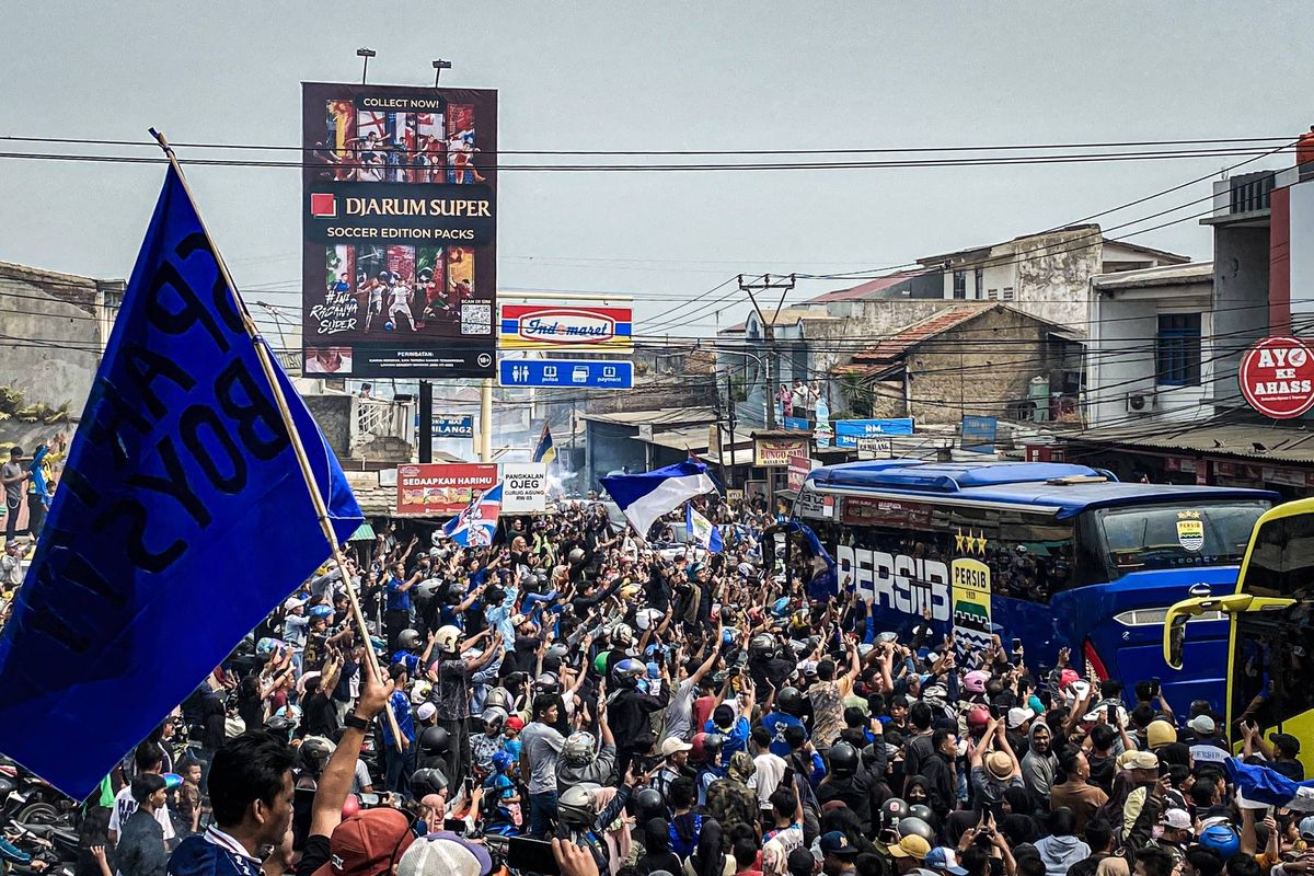 Jalan Raya Panaris, Padalarang, Kabupaten Bamdung Barat (KBB), Jawa Barat berubah menjadi lautan biru sambut kedatangan para prmain Persib Bandung, Sabtu (1/6/2024).