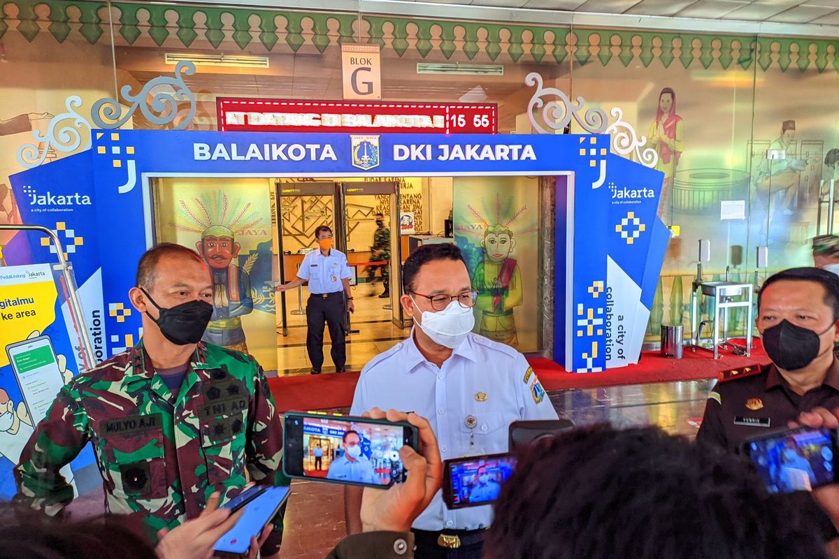 Gubernur DKI Jakarta Anies Baswedan (tengah) bersama Pangdam Jaya Mayjen Mulyo Aji (kiri) dan Kepala Kejati DKI Jakarta Febrie Ardiansyah di Balai Kota DKI Jakarta, Rabu (8/9/2021)